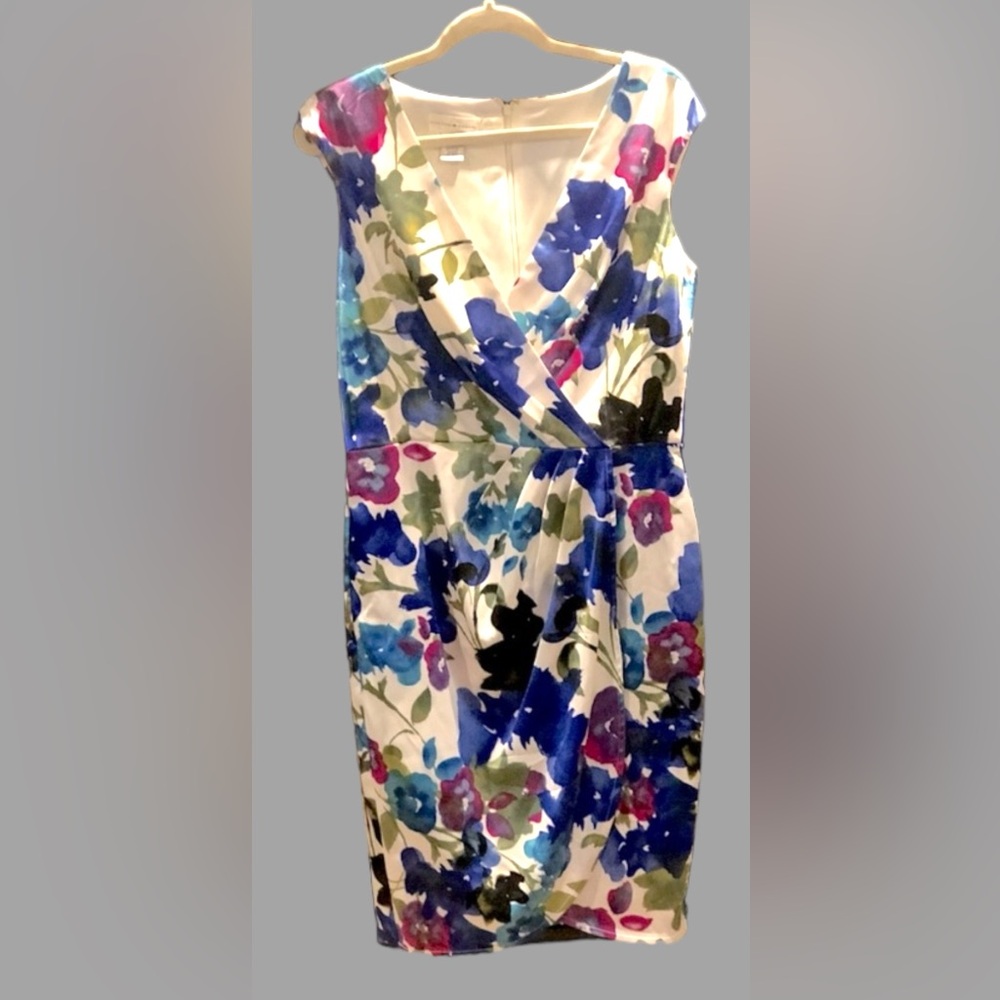 London Style Dress Size: 12 floral plunge neckline. Excellent condition! Satiny